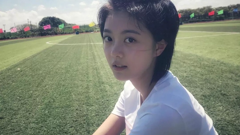 赵今麦张婧仪跨年舞台粉丝互撕，站C位争排面惹争议